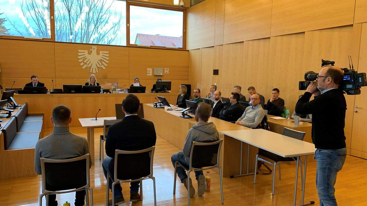Mehr als 13 Jahre nach dem Anschlag vor dem Flüchtlingsheim in Graz sitzen die drei Tatverdächtigen nun in Leoben vor Gericht
