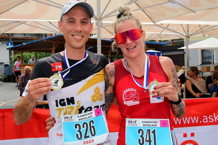 Die Sieger über die einzelnen Distanzen: Hauptlauf (9550 Meter): Johann Zagler (IGN TriTeam Therme Nova) und Kerstin Krabath (Lg. St. Wolfgang; Foto von links) Bambilauf (200 Meter): Kilian Kompes und Laura Berger; Kinderlauf (1.200 m): Lucia Gressenberger und Maximilian Ettlmaier; Jugendlauf (1750 m): Christoph Müllerund Julia Strauss; Hobby-Lauf (4.000 m): Siegfried Eckhart (HRC Jaritzberg) und Nicole Pfeiffer (ohne Verein)