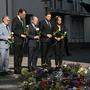 Nordrhein-Westfalens Innenminister Herbert Reul, Ministerpräsident Hendrik Wüst, der deutsche Bundeskanzler Olaf Scholz, Solingens Bürgermeister Tim Kurzbach und Vize-Ministerpräsidentin Mona Neubaur legen Blumen beim Tatort nieder.