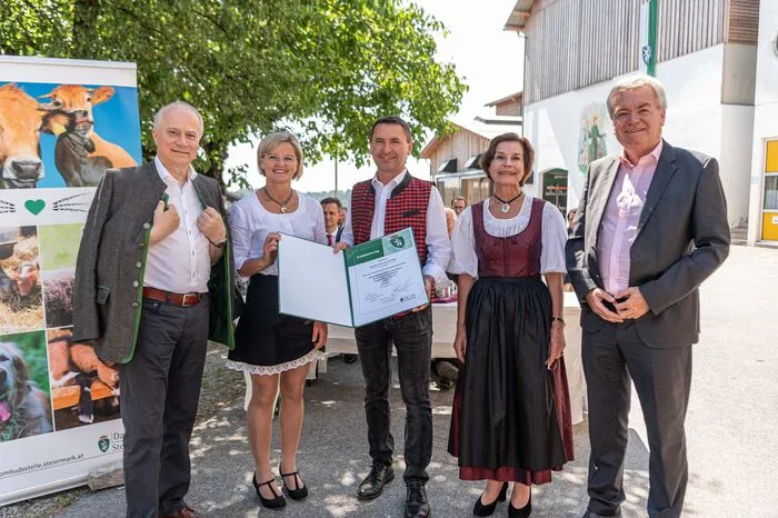 Andrea und Josef Steßl mit Tierschutz-Ombudsfrau Barbara Fiala-Köck, Tierschutzlandesrat Anton Lang und Agrarlandesrat Hans Seitinger.