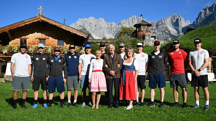 Die ÖSV-Asse mit ihren Trainern und der Familie Hauser vom Stanglwirt