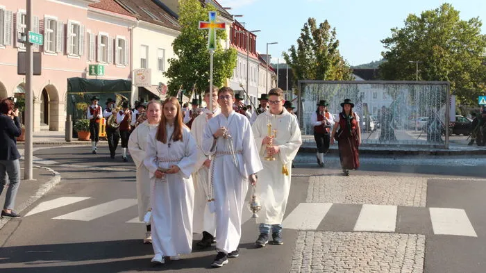 Angeführt wurde der Zug mit einem bunten Glaskreuz