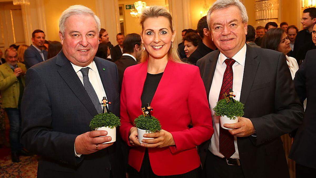 Mit Glücksbringer: Hermann Schützenhöfer, Christine Aschbacher, Anton Lang