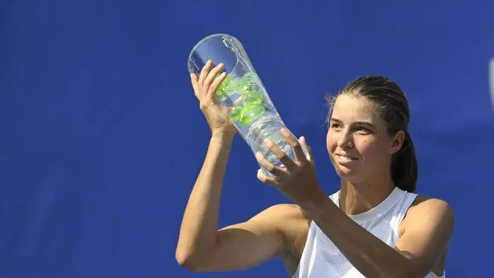 Lilli Tagger durfte die Siegertrophäe in Prag entgegennehmen