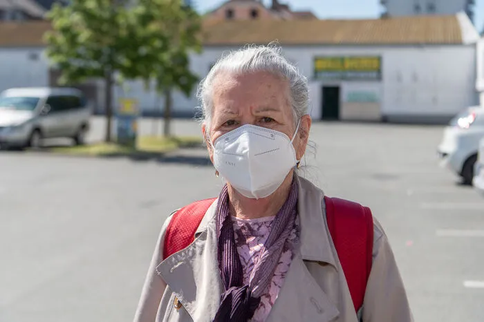 Mich wundert es, dass so viele schon wieder ohne Maske einkaufen gehen, ich traue mich das noch nicht. Sie schützt einfach. Wenn wieder weniger Menschen krank sind, dann gebe ich sie weg, aber derzeit ist das für mich keine Option. Ich war wegen einer Coronainfektion auf der Intensivstation und weiß, wie das ist. Ich kann aber auch die Mitarbeiter verstehen, die froh sind, die Maske nicht mehr tragen zu müssen. Ich muss sie zwischendurch auch immer wieder hinuntergeben und durchlüften. Ich würde mir aber schon wünschen, dass noch mehr Menschen die Maske tragen würden, bis man wirklich sagen kann, die Pandemie ist vorbei.  