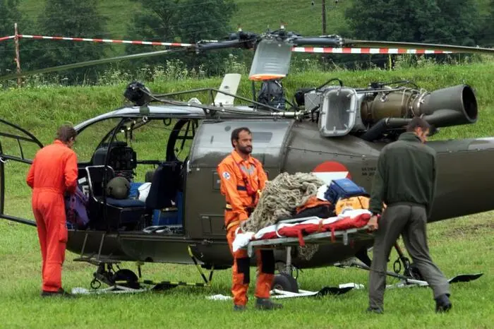 18. Juli 1998: Das österreichische Bundesheer schickt einen Hubschrauber mit Bergematerial an die Unglücksstelle nach Lassing.    