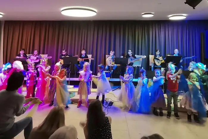 Erst eine Melodie, gespielt von einem Jungen auf seiner Flöte im Schlossgarten, weckte neue Hoffnung. Die Musik berührte die Prinzessin tief. Als der Junge ihr die Flöte schenkte, begann sie selbst zu musizieren. Mit jeder Note kehrten die Farben zurück.