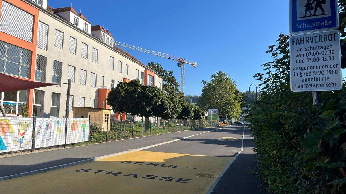 Eine neue Markierung an der Einfahrt zur Alois-Grogger-Gasse soll auf die Schulstraße aufmerksam machen