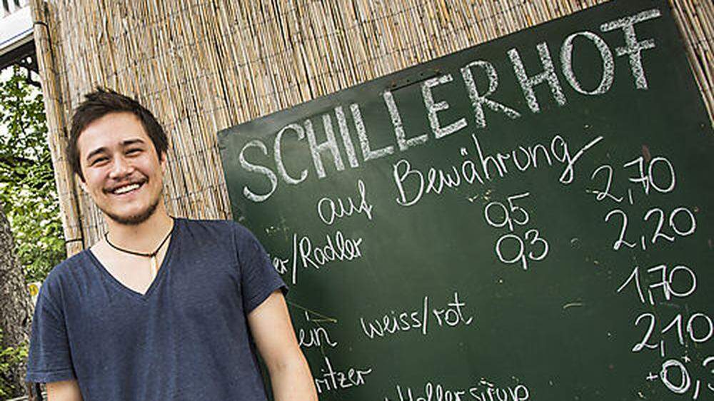 „Schillerhof auf Bewährung“ steht auf der Tafel vor dem Kult-Lokal: Geöffnet hat der Betrieb unter Leitung von Anthony Trost nun zumindest bis heute