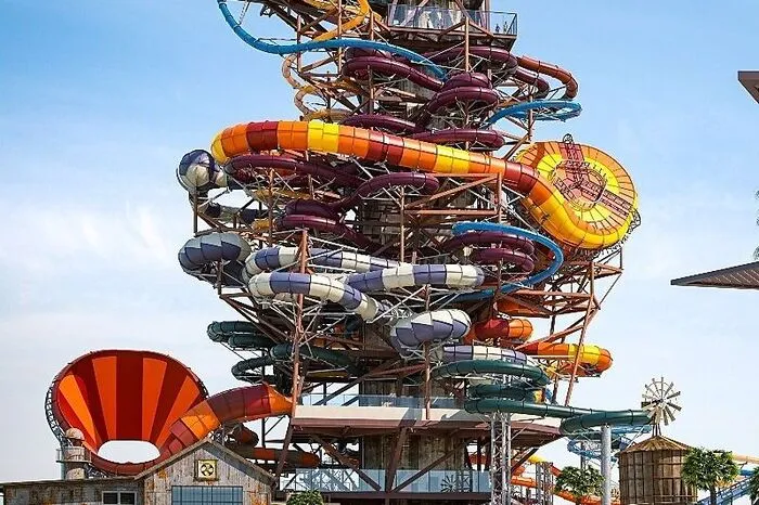 Ausgerechnet im Wüstenstaat ist der neue Wasserpark Qetaifan entstanden. Er liegt auf der künstlichen Vergnügungsinsel Island North mit ihren Wohnungen, Hotels, Geschäften und Parks. Insgesamt gibt es im Aquapark 36 Attraktionen, darunter die mit 85 Metern höchste Wasserrutsche der Welt. 