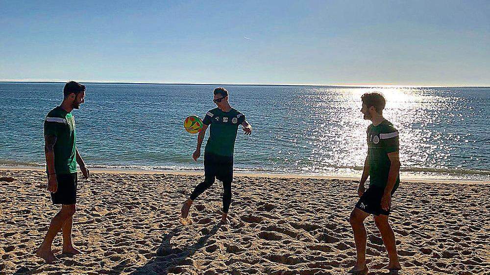 Markus Pink, Tino Casali und Michael Novak können auch am Strand nicht ohne Ball 