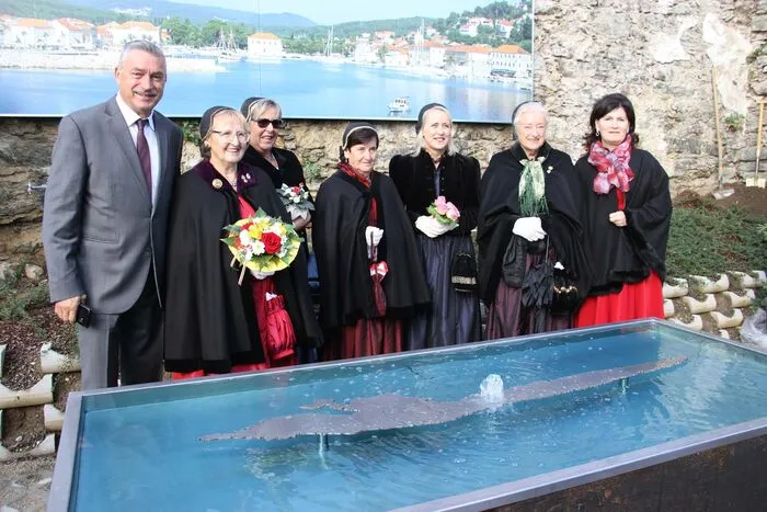 Blickfang am neuen Jelsa-Platz ist sicherlich das von der Technischen Akademie geschaffene Kunstwerk, welches die Adria und die Insel Hvar zeigt und zu mediterranem Feeling einlädt. 