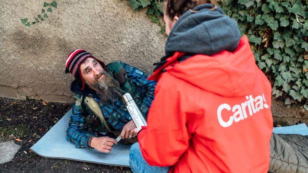 Vor Ort werden die obdachlosen Menschen mit Schlafsäcken, warmer Winterkleidung und wärmendem Tee versorgt