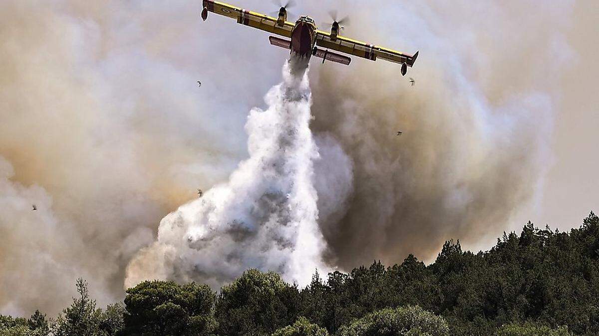 Ein bedrohlicher Waldbrand bei Nea Peramos nahe Athen: Die Behörden halten höchste Warnstufen weiterhin aufrecht