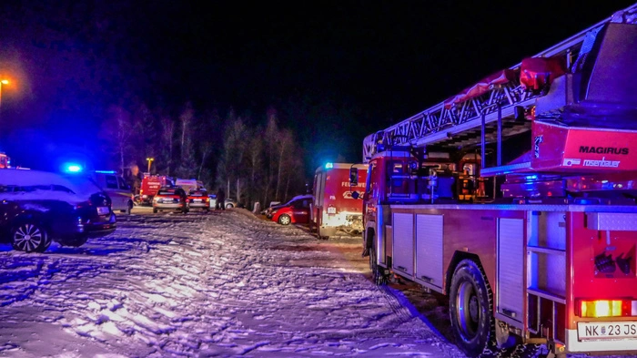 Samstagabend fing das Obergeschoss eines Gasthauses im Bezirk Bruck-Mürzzuschlag Feuer: 97 Personen und 19 Fahrzeuge waren im Einsatz.