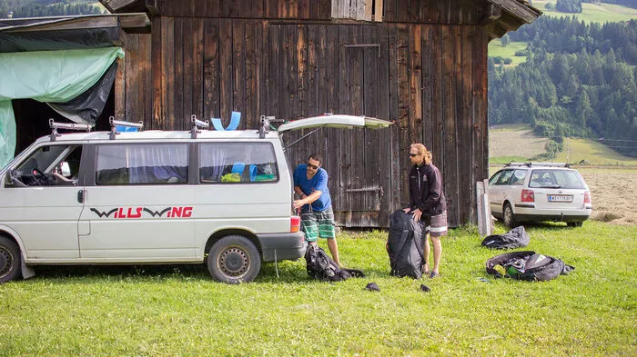 Die Sachen werden im Tal gepackt, dann geht's rauf auf den Berg...