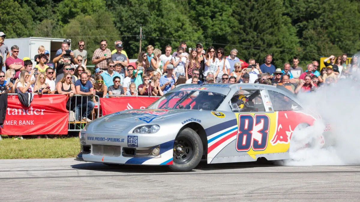 Red Bull schickt Rennwagen nach Osttirol. Außerdem kommt ein originaler amerikanischer Dragster mit 3000 PS