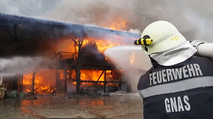 Zwei in der Halle abgestellte Pkw konnten von den Einsatzkräften nicht mehr aus dem Objekt geholt werden