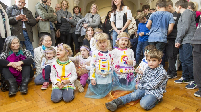 Am Dienstag beteiligten sich steirische Schulen an einem von Aurelia Meinhart geleiteten Kunstprojekt. Mit den Kunstwerken wurden klare Botschaften transportiert, wie der Wunsch, gemeinsam die Zukunft gestalten zu können, als Mensch wahrgenommen zu werden. Auch der Aufruf Krieg, Gewalt, Streit, Armut und Kinderarbeit zu beenden, wurde künstlerisch umgesetzt. Im Bild: Die jungen Künstlerinnen und Künstler des Kindergarten Schönbrunngasse in ihren selbstgestalteten Verkleidungen