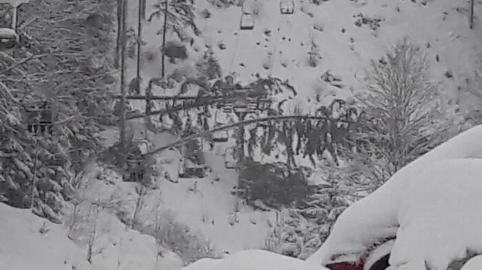 Schneechaos im Skigebiet Alfenzer Bürgeralm. Der Sturm warf Bäume auf das Seil des Sessellifts. 14 Personen saßen fest, darunter ein Baby und vier Kinder. Verletzte waren nicht zu beklagen. Mehr dazu.