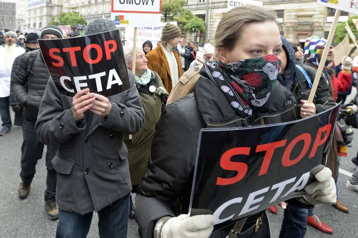 Sprecher Dutzender Organisationen, die zur Teilnahme an den Protesten aufgerufen hatten, meinten, die vor allem bei linken Parteien, Gewerkschaften und Umweltschutzgruppen umstrittenen Handelsabkommen würden "mehr Armut und Ungleichheit" verursachen.