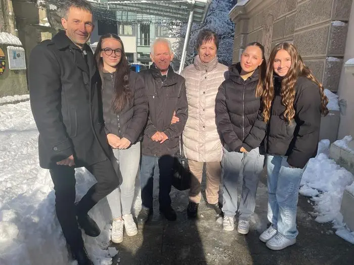 Familie Schwarz-Weiß aus St. Johann am Tauern. Die Goldene Hochzeit von Sieglinde und Adolf Weiß (M.) ist ins Blackout gefallen