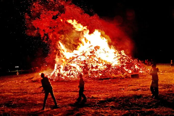 In Freßtnitz-Krieglach hat das Osterfeuer heuer wieder zahlreiche Besucher angelockt.