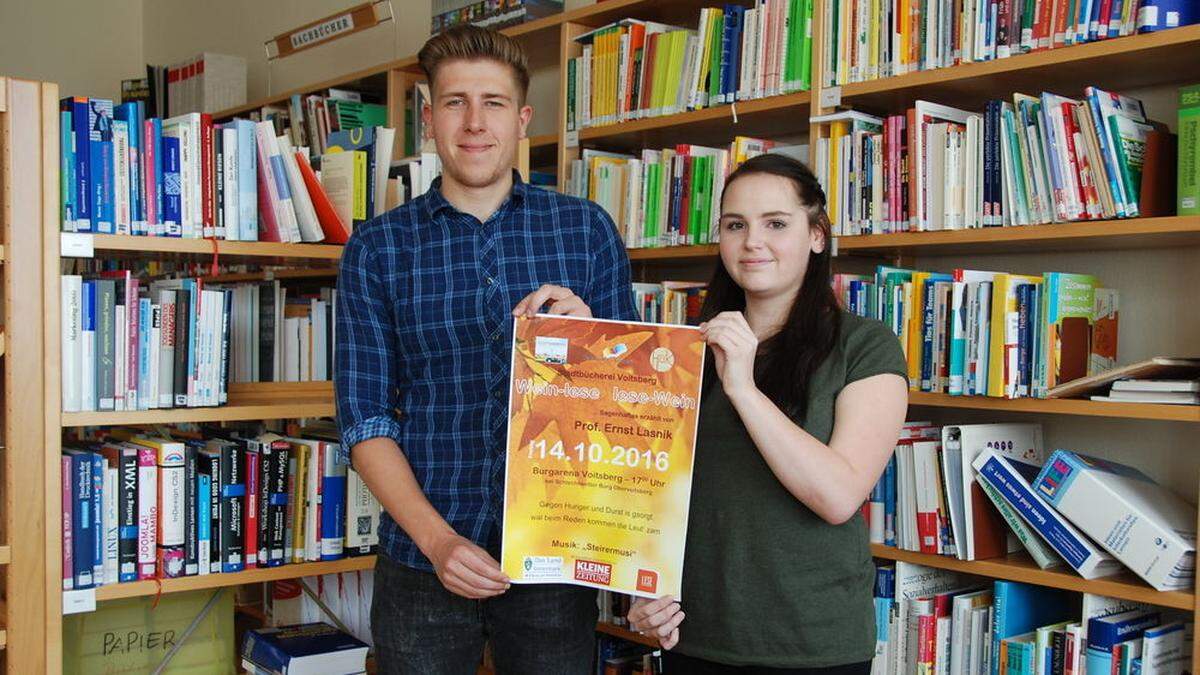 Manuel Koll, Julia Setznagel und Manuel Schwar (wegen Krankheit nicht am Bild) von der HAK Voitsberg haben sich intensiv mit der Bibliothek auseinandergesetzt 