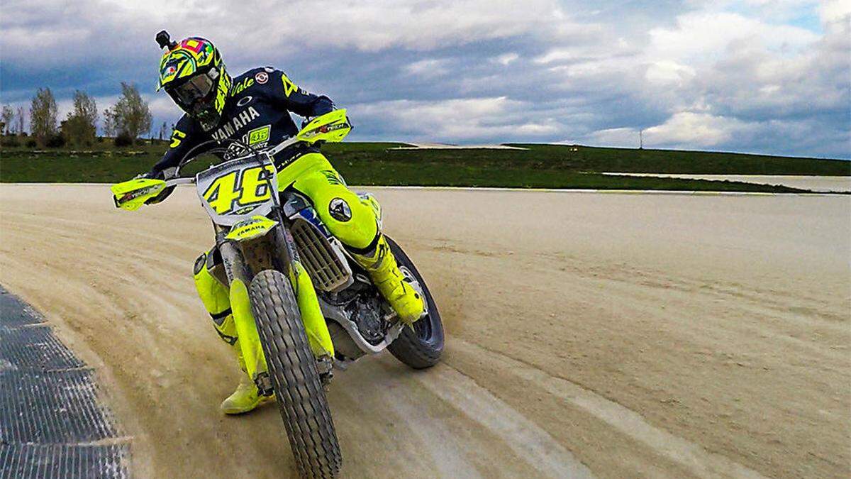 Rossi quer auf der Enduro-Yamaha