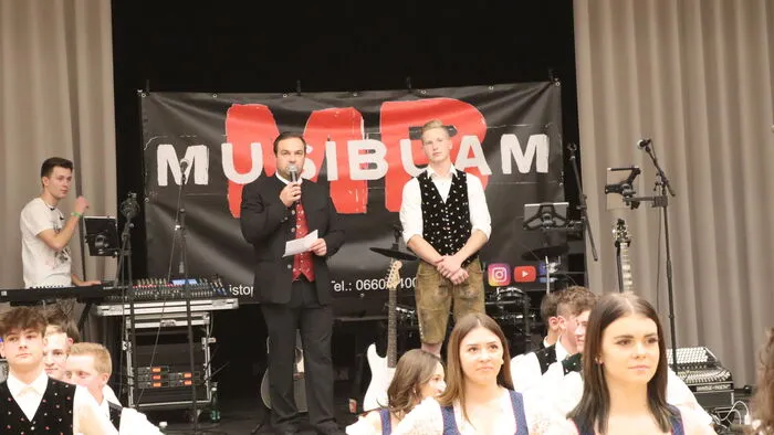 Nach der vorbildlich einstudierten Polonaise eröffneten Absolventenverbandsobmann Andreas Duller und Schulsprecher Tobias Napetschnig den Kathreintanz 2022.