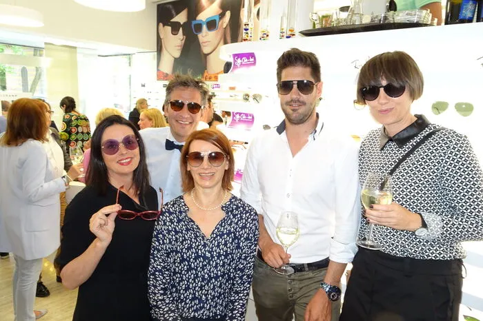 Marion Neuschitzer (Zinell-Mode), Daniel Kuschinsky, Sonja Smesovsky, Stefan Glantschnig und Corinna Egger halten Ausschau nach passenden Sonnenbrillen.