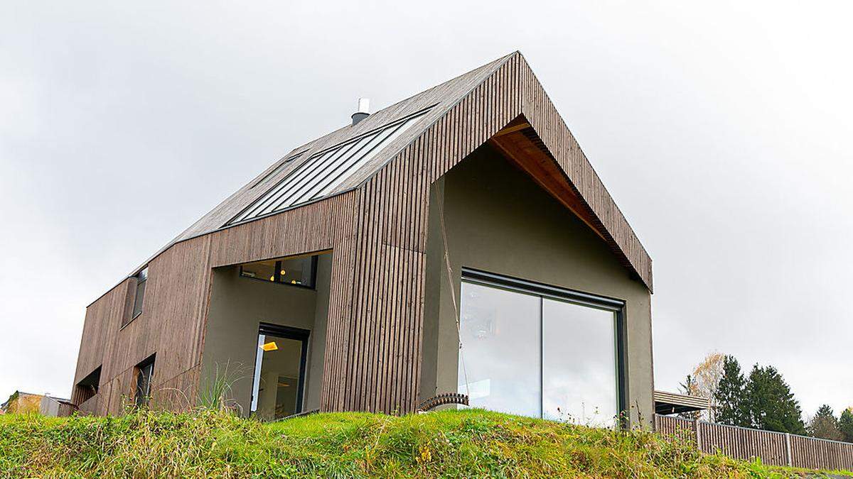 Ganz mit Holz verkleidet: das Haus am See