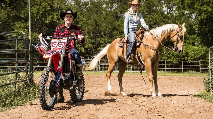 Marc Marquez (links) und Reiterin Jackie Ganter
