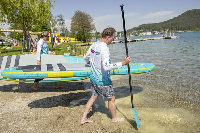Los geht es mit dem Erstversuch. Die Anweuisungen kommen von SUP-Profi Christian Taucher