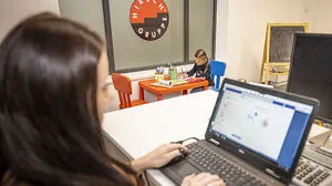 Cornelia Maier arbeitet mit ihrer Tochter Lina im Familienbüro