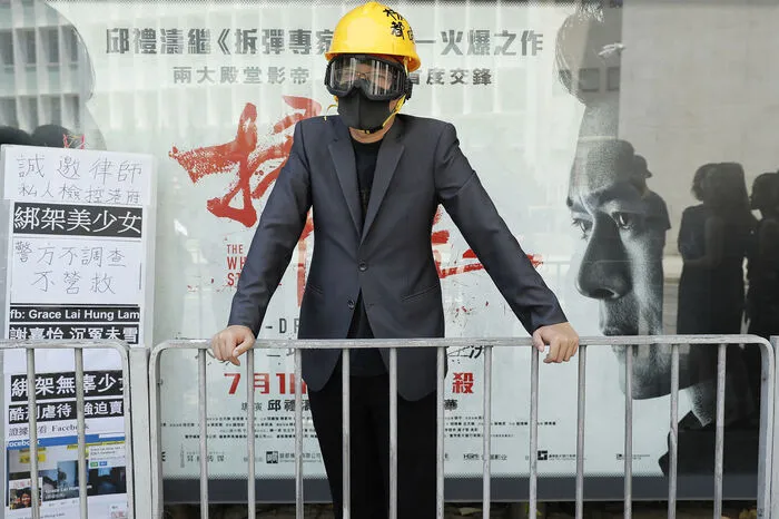Die Proteste hatten sich vor rund zwei Monaten an Plänen der Regierung für ein Gesetz zur Auslieferung von Beschuldigten nach China entzündet. Die Kundgebungen richten sich auch gegen Regierungschefin Carrie Lam, der Kritiker eine zu große Nähe zur Regierung in Peking vorwerfen.  