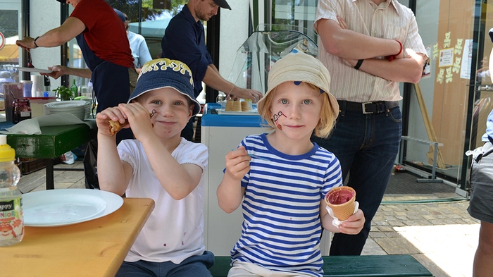 Das Dörfchen St. Ulrich (Gemeinde St. Martin i.S.) lud am Pfingstsonntag zum alljährlichen Laubdorffest ein. Ein Fest, das ganz im Zeichen von Brauchtum und Tradition stand und das für jeden Besucher etwas zu bieten hatte. Sei es musikalische Unterhaltung, Kinderschminken, Korbflechten, Motorsägenschnitzen oder kulinarischer Genuss vom Feinsten.