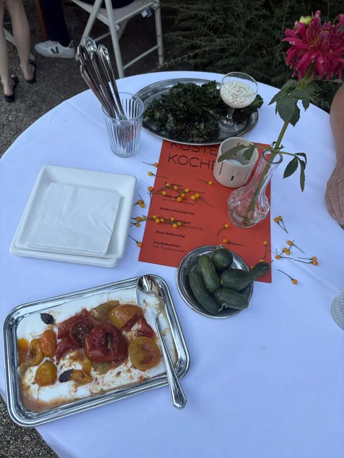 Bei der Kochbuch-Präsentation in Bad Radkersburg reichten die Schwestern beispielsweise Tomatenraritäten auf kaltem Ziegenjoghurt