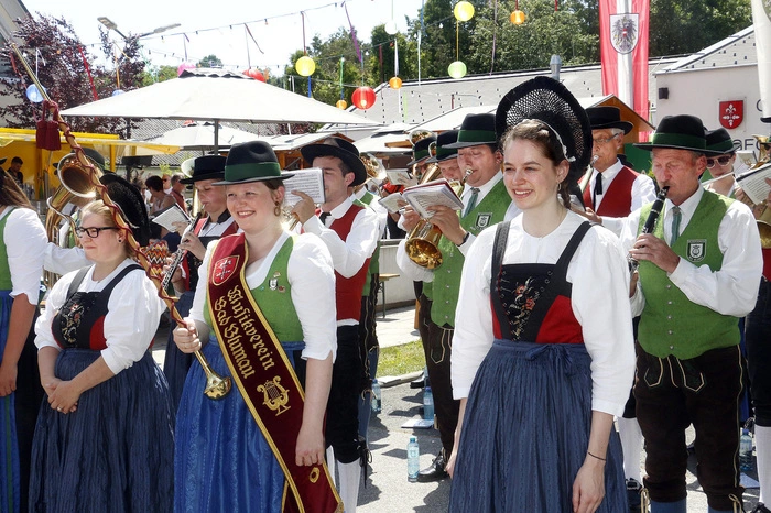 Die beiden Blaskapellen Göfis und Bad Blumau spielten groß auf.