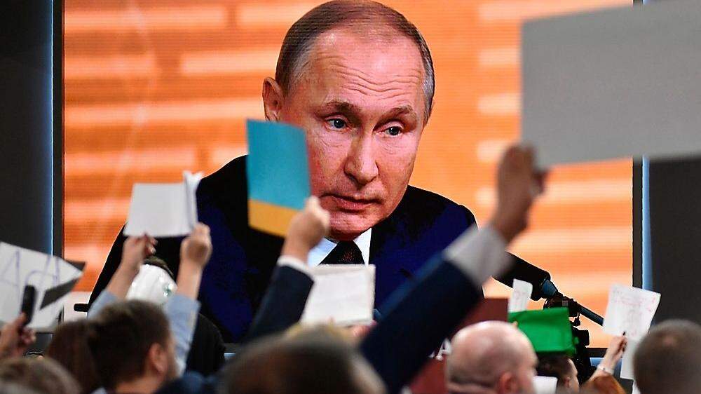 Wladimir Putin - via Videowall überlebensgroß - bei der Pressekonferenz 