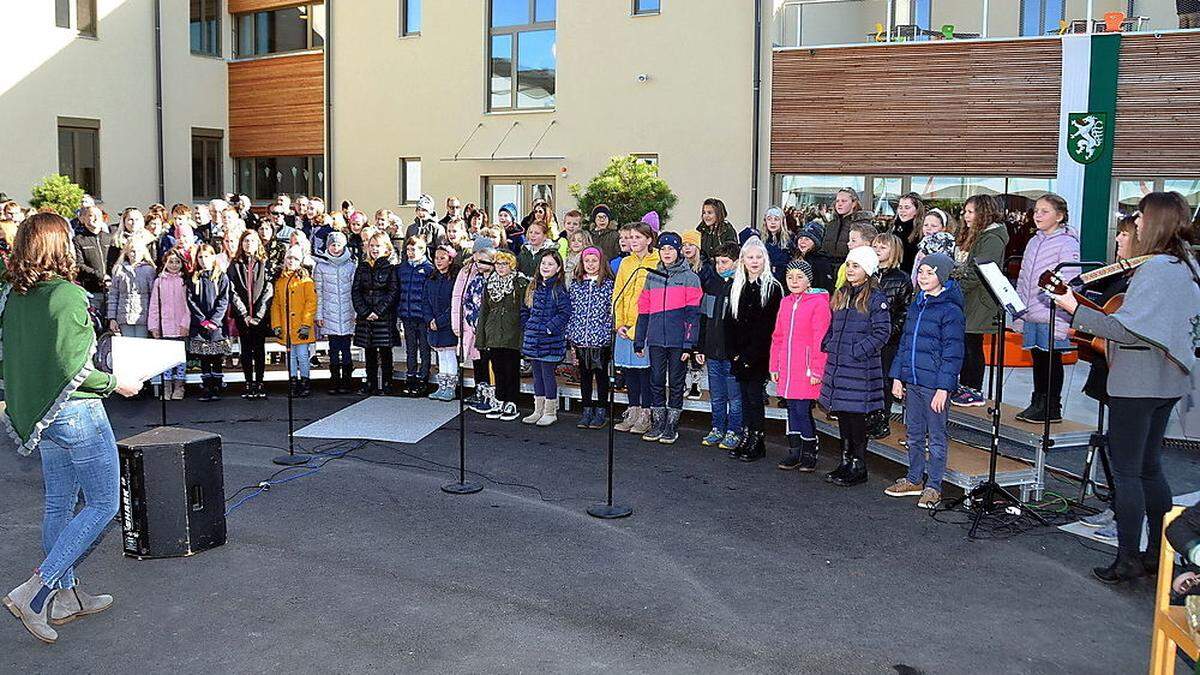 Viele Kinder gestalteten die Einweihung der Volksschule Weißkirchen