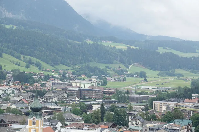 Die Hochleitung selbst verläuft über dichtes Siedlungsgebiet und an mehreren Hotels vorbei