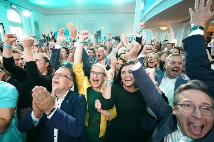 "Heute ist einmal der Tag von Sebastian Kurz und der Volkspartei, dann ist der Bundespräsident am Zug", sagte Nehammer weiter.