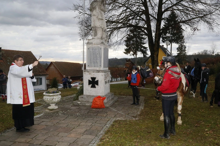 Im Anschluss folgte die Pferdesegnung am Kirchenvorplatz.