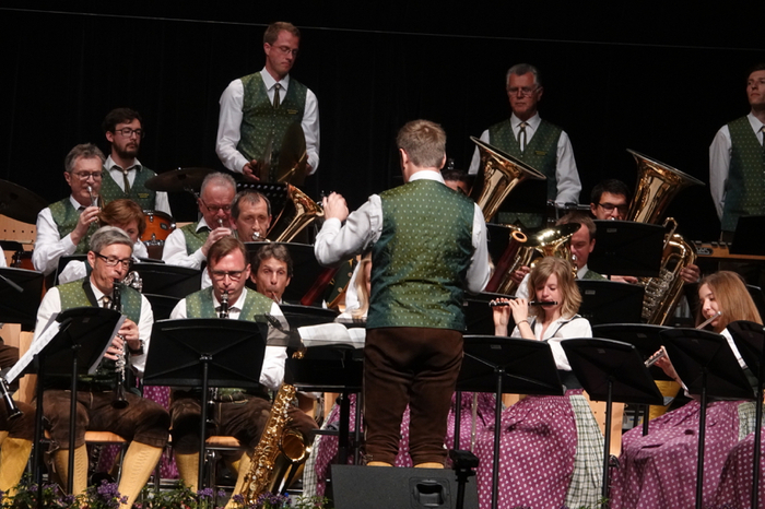 Von Barockmusik, einer großartigen "Reise nach Batumi" bis zu Jazz oder der Ouvertüre zur Frühjahrsparade von Robert Stolz reichte das Programm, das mit stürmisch geforderten  Zugaben mit der Melodie "Musik ist Trumpf" und "standing ovations" der Konzertbesucher ausklang.