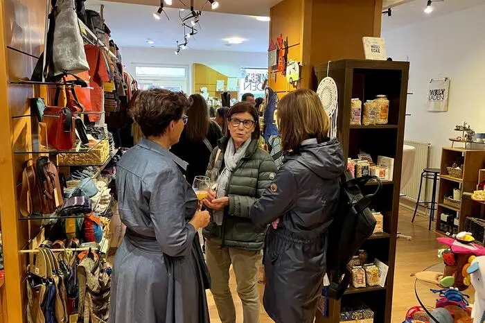 Dort bietet sich zukünftig mehr Raum für eine gute Präsentation des vielfältigen Angebotes vom Schokoriegel bis zur Hängematte und auch Bekleidung, kreativer Schmuck und Kindermode findet ausreichend auf einladenden 60 Quadratmetern Platz. 