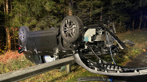 Eines der beiden Autos überschlug sich und kam auf dem Dach zu liegen