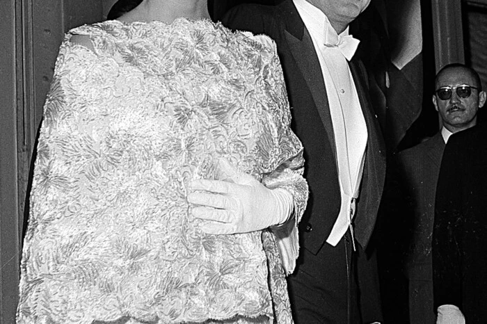 12. September 1953: Heirat mit Jacqueline Lee Bouvier. Kennedy hat auch danach und als US-Präsident zahlreiche Liebesaffären. Biografen nennen unter anderem Marilyn Monroe, die Mafia-Gespielin Judith Campbell Exner und die angebliche deutsche Agentin Ellen Rometsch.