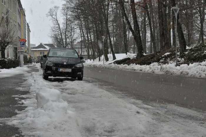 Auf den Parkplätzen haben sich rutschige Wannen gebildet.