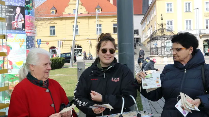 Als Einstimmung auf den Frühling verteilte die Kleine Zeitung am Mittwoch an Passantinnen und Passanten Blumenzwiebel.